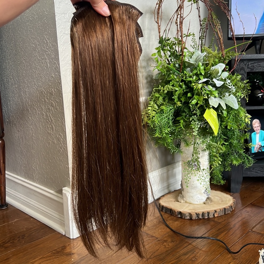 Dark brown 14” human hair clip in extensions. Like new easy to clip in and out.